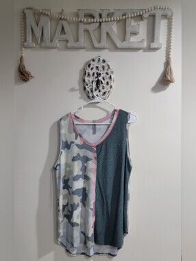 NWOT Honeyme Gray Camo & Dark Gray Sleeveless Tank with Pink Trim